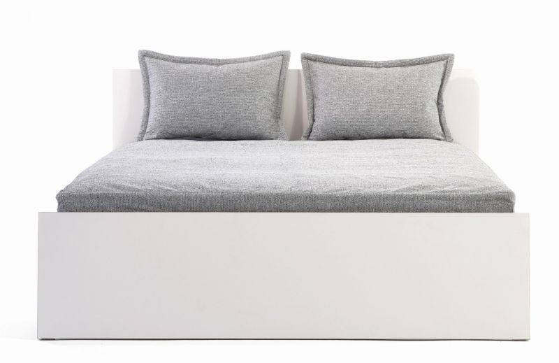 Weißes Stockholm Bett von Richard Lampert mit hohem Kopfteil und grauer Bettwäsche.